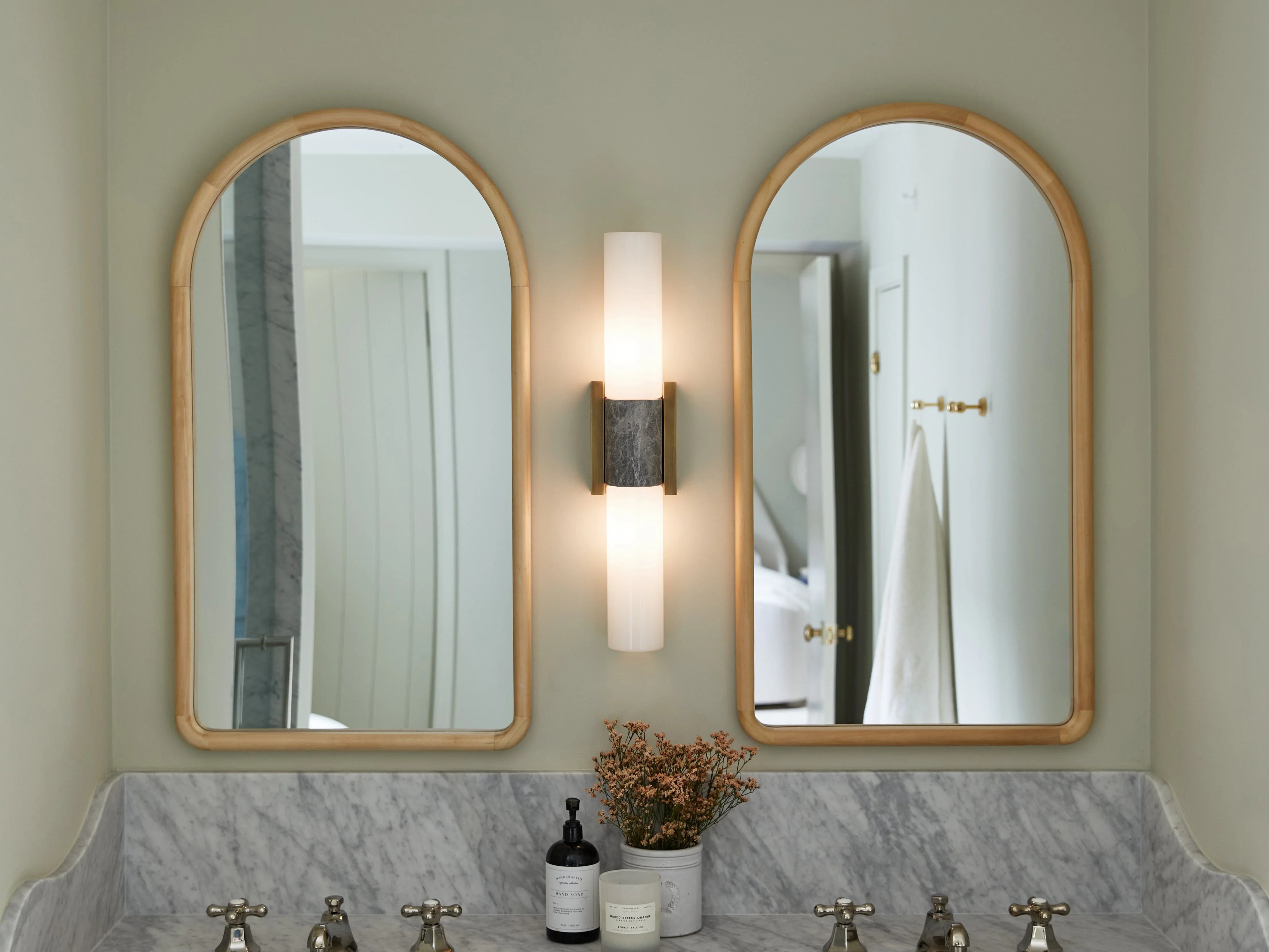 Bathroom light fixture wall sconce