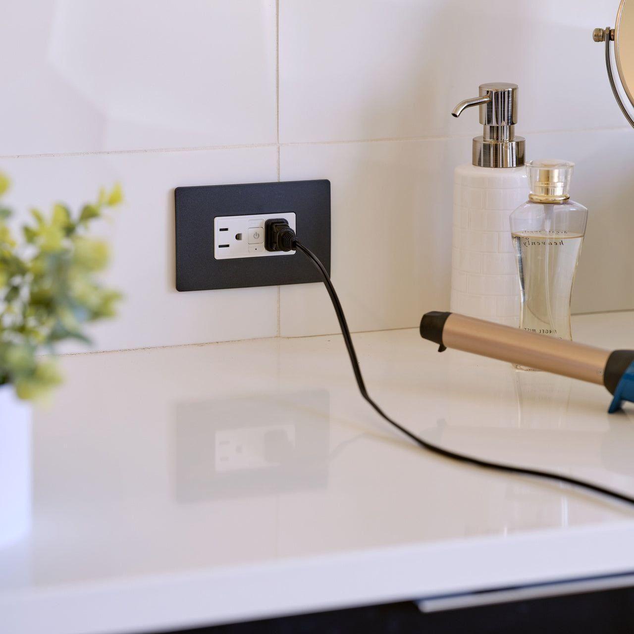 Legrand - Smart 15A Outlet with Netatmo - Lights Canada